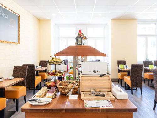 a dining room with a table and chairs at PrivatHotel Probst in Nürnberg