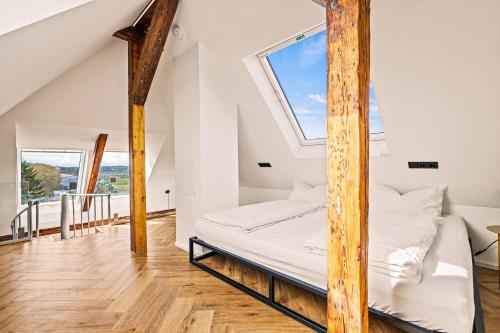 Cama en habitación con ventana en Maisonette-Wohnung mit freigelegtem Fachwerk, en Meckenbeuren
