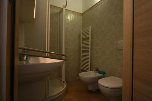 ein Badezimmer mit einem Waschbecken, einem WC und einem Waschbecken in der Unterkunft B&B La Baia Di Fiascherino citr01101sei-BEB-0011 in Tellaro