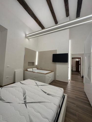 een witte slaapkamer met een bed en een wastafel bij Enjoyhousebracciano suite1 in Bracciano