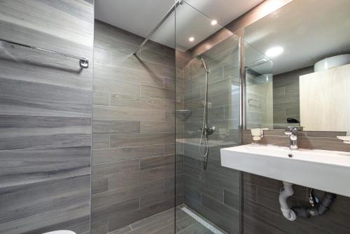 een badkamer met een wastafel en een douche bij Apartment Hope in Dubrovnik