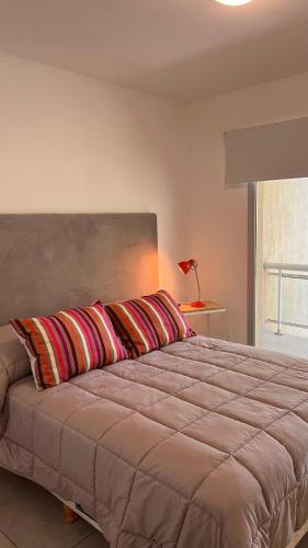 sypialnia z dużym łóżkiem z poduszką w obiekcie Administración MAIPU 1C FI Depto Premium w mieście Tandil