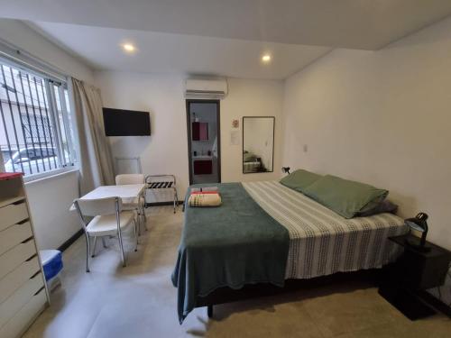 una camera con letto, tavolo e scrivania di Suítes/Studios Privados Copacabana a Rio de Janeiro