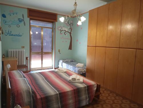 um quarto com uma cama e um mural de árvore na parede em CasAda spazioso e luminoso appartamento em Tricase