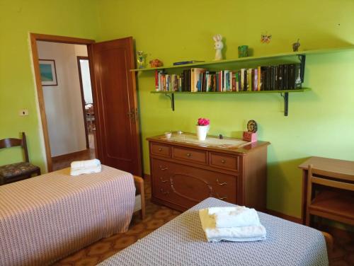um quarto com 2 camas e uma cómoda com um espelho em CasAda spazioso e luminoso appartamento em Tricase