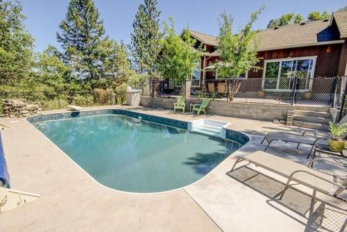 einen Pool im Hinterhof eines Hauses in der Unterkunft Jacksonville Mountain Retreat with Pool and Hot Tub! in Jacksonville