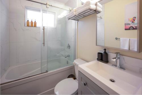 ein Bad mit einer Dusche, einem WC und einem Waschbecken in der Unterkunft Cozy 2 beds Spacious rooms,Close to transit in Vancouver