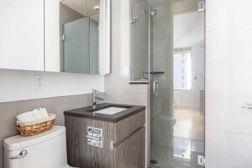 Ένα μπάνιο στο Sutton Place 2BR w Gym nr Rockefeller Plaza NYC-519