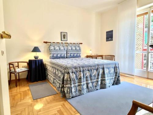 - une chambre avec un lit doté d'un couvre-lit bleu et blanc dans l'établissement Appartamento Corallo - WiFi, à Sanremo
