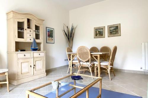 - un salon avec une table et des chaises dans l'établissement Appartamento Corallo - WiFi, à Sanremo