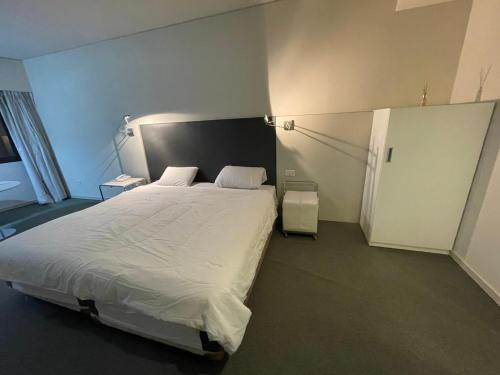 1 dormitorio con 1 cama blanca grande en una habitación en Modern Loft in Buenos Aires down town en Buenos Aires