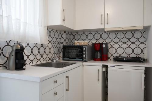 A kitchen or kitchenette at Cozy Studio at Ampelokipi Area