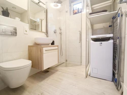 y baño con aseo, lavabo y ducha. en Nice and Sweet Apartment - self check in, en Zagreb
