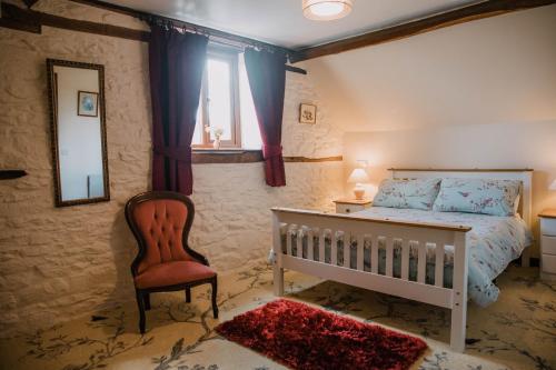 Un dormitorio con una cama, una silla y un espejo. en Stargazer's Loft, en Clifford
