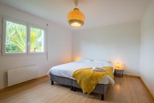 Tempat tidur dalam kamar di TY BIHAN - Charmante maison de plein-pied proche mer