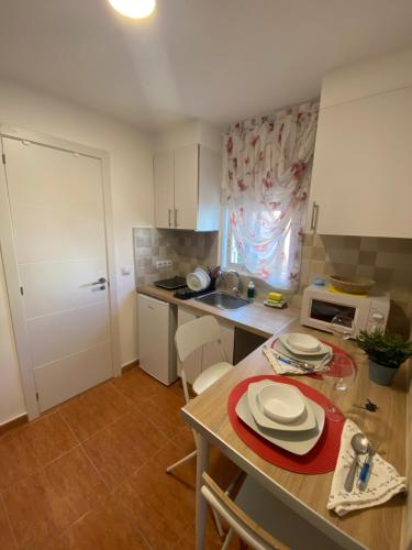 Kuchyň nebo kuchyňský kout v ubytování Habitaciones con baño y cocina privada
