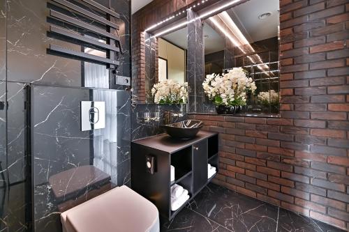 uma casa de banho com um lavatório e um espelho em Diamond svečių namai em Kaunas