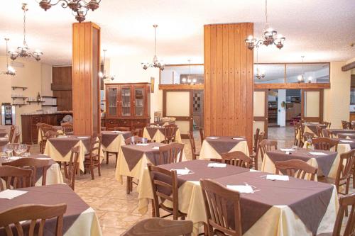 a dining room filled with tables and chairs at Hotel La Betulla in Bardonecchia