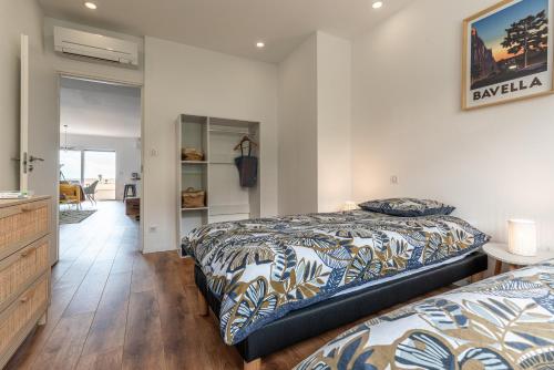 een slaapkamer met 2 bedden in een kamer bij Magnifique appartement vue mer, spacieux et traversant in Ajaccio