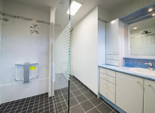 Ванная комната в TY BIHAN - Charmante maison de plein-pied proche mer