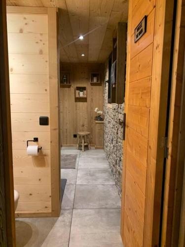 - un couloir d'une salle de bains avec un mur en pierre dans l'établissement Appartement de montagne cosy, à Angoustrine