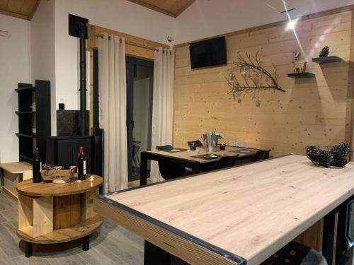 Pokój ze stołem i butelkami wina w obiekcie Appartement de montagne cosy w mieście Angoustrine