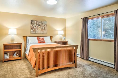 - une chambre avec un lit et une fenêtre dans l'établissement Serene Kenai Condo Less Than 4 Mi to Kenai Beach!, à Kenai