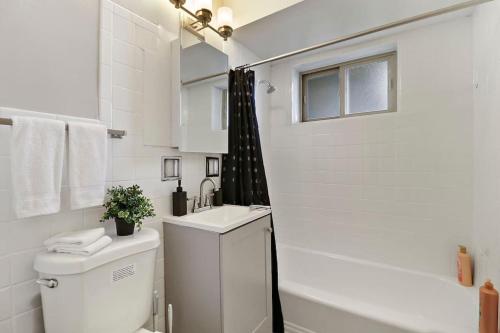 Ένα μπάνιο στο Calm & Cozy 1BR Apt in Arlington Heights - Salem 5A