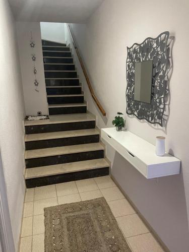 una escalera con un espejo en la pared y una alfombra en Casa Arques, en Deltebre