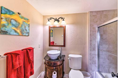 uma casa de banho com um lavatório, um WC e um espelho. em Franklin Cabin Deck with Smoky Mountain Views! em Franklin