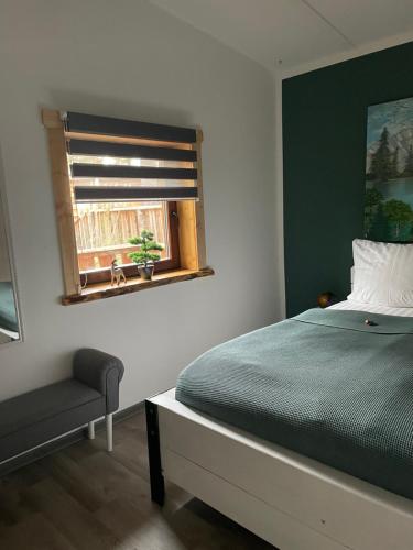 1 dormitorio con cama y ventana en Haus Brunhilde, en Plodda