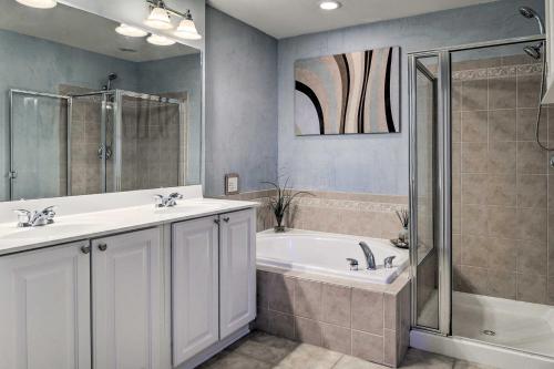 La salle de bains est pourvue d'une baignoire, d'un lavabo et d'une douche. dans l'établissement Maryland Vacation Rental Near Baltimore, à Perry Hall