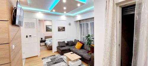 salon z kanapą i telewizorem w obiekcie Extra Apartment town centre w mieście Banja Luka