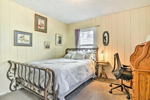 Säng eller sängar i ett rum på Charming Historic Portland Home Near Downtown