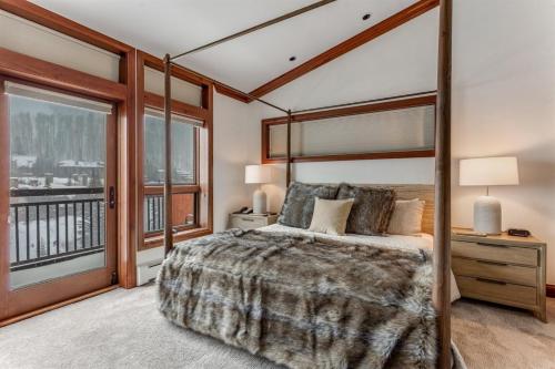 een slaapkamer met een bed en een balkon bij Exclusive 4 Bedroom Ski In, Ski Out Vacation Rental With Hot Tubs And Heated Outdoor Pool In Lionshead Village in Vail