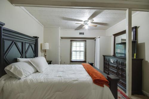 Ένα ή περισσότερα κρεβάτια σε δωμάτιο στο Hazlehurst Vacation Rental with Shared Yard!