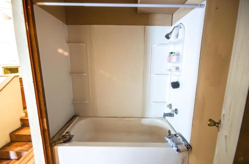 Ένα μπάνιο στο Hazlehurst Vacation Rental with Shared Yard!