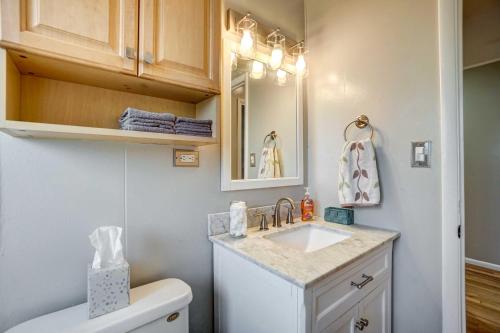 W łazience znajduje się umywalka, toaleta i lustro. w obiekcie Laramie Vacation Rental 2 Mi to Downtown! w mieście Laramie