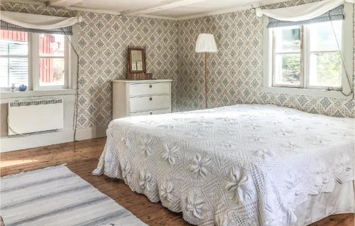 1 dormitorio con 1 cama blanca y 2 ventanas en Amazing Home In Bunnstrm With Kitchen, en Gyllene Uttern