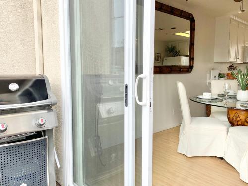 a kitchen and dining room with a sliding glass door at Pismo Beach Rental in Pismo Beach