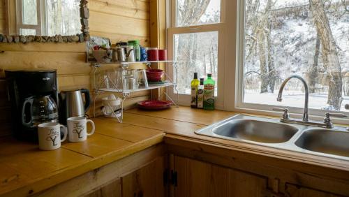 un bancone della cucina con lavandino e finestra di Aubin Sky Lodging at the YL Ranch a Savery