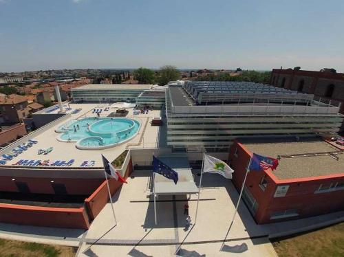 un grand bâtiment avec une piscine devant dans l'établissement 