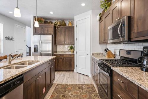 eine Küche mit Holzschränken und einem Herd mit Backofen in der Unterkunft Desert Pearl #59 townhouse in Santa Clara