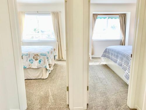 a bedroom with two beds and two windows at Pismo Beach Rental in Pismo Beach