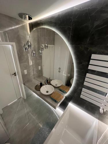 卡托維茲的住宿－Apartament Sokolska30Towers，浴室设有2个水槽和镜子