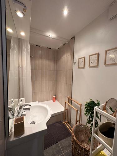 Ett badrum på Appartement cocooning
