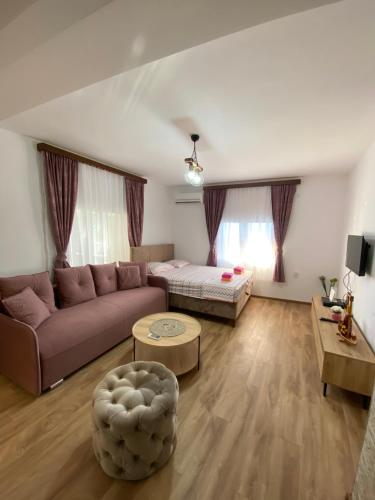 een woonkamer met een bank en een tafel bij Skadar Lake Apartment -Anja in Vranjina