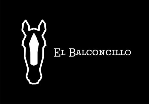un logo de caballo blanco sobre fondo negro en El Balconcillo - Lujo en pleno centro de Gijón - Grupo Querbes, en Gijón