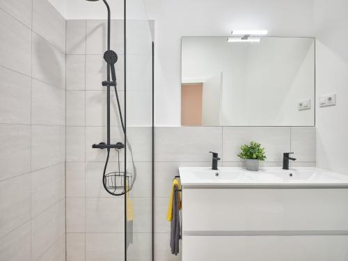 Un baño blanco con ducha y lavabo. en NEW.Apto-SOL. 3ROOM 3BATHROOM.Recién reformado., en Madrid