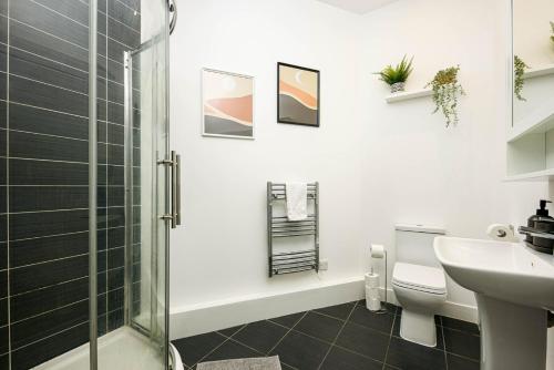 y baño con ducha, aseo y lavamanos. en Charming 1 bedroom apartment (+ sofa bed) in Central Bristol, en Bristol